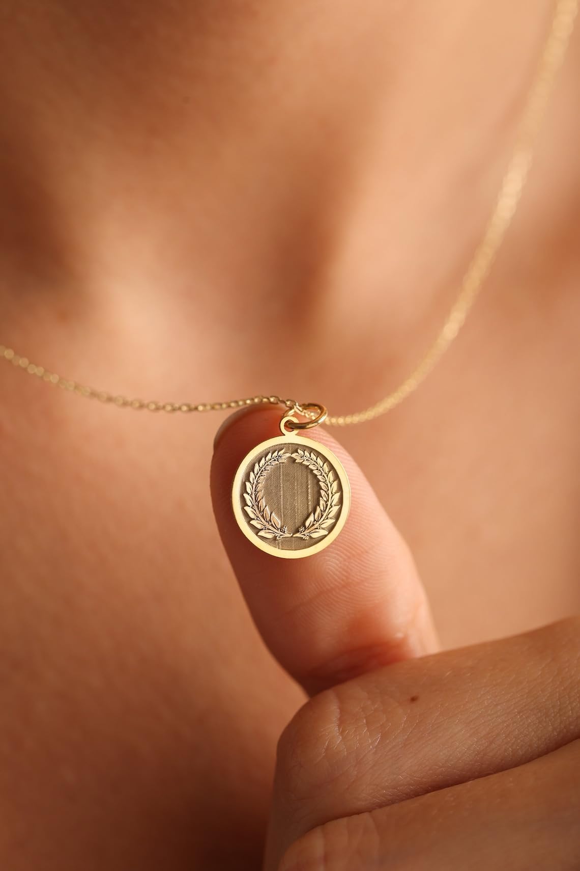LKBEADS Halskette aus 925er Sterlingsilber, 24 mm | 45,7 cm Kette | Lorbeerkranz-Anhänger | Kronensymbol, Schmuck, antike römische Frau | Vergoldung, handgefertigt | LK_PNK_01018