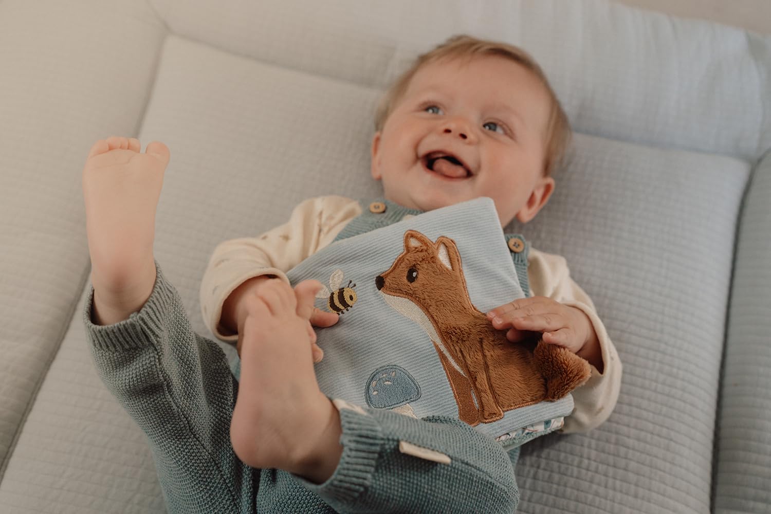 Little Dutch Fühlbuch Stoffbuch Babybuch aus weichem Stoff Aktivität, Entdecken und Knistern Fuchs blau - Forest Friends
