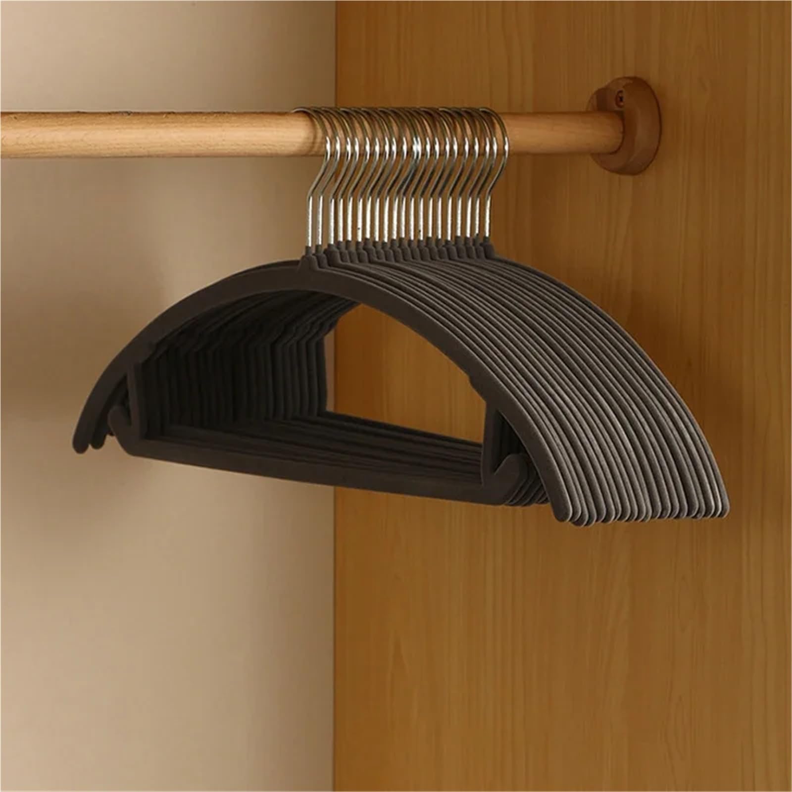 Rutschfeste Samt-Kleiderbügel für Erwachsene und Kinder, platzsparender Schrank, spurloses Design, ideal für Kleidung, Kleider und Mäntel, Weiß, 10 Stück