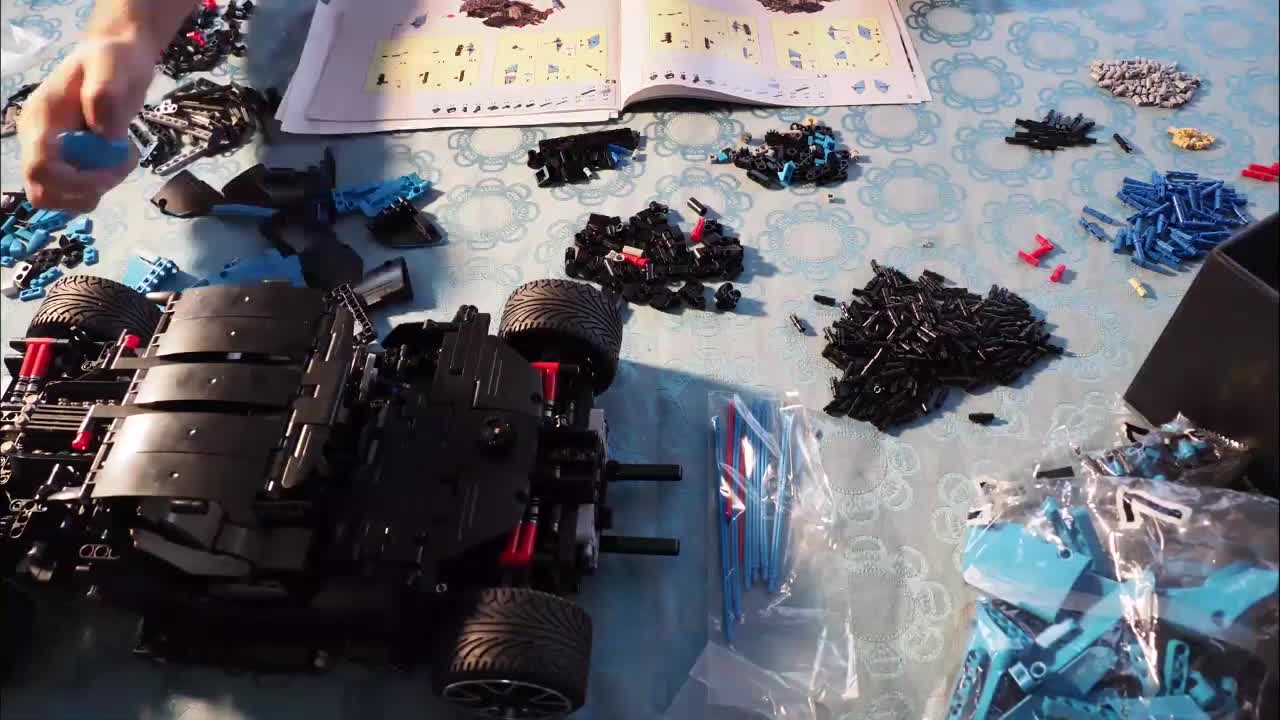 CaDA Italienisches Supercar, blau, 12-Zylinder, 3842 Teile (kompatibel mit Lego Technic), von MOC Desinger Thijs de Boer, C61041 Master, C61041W – Bild 8