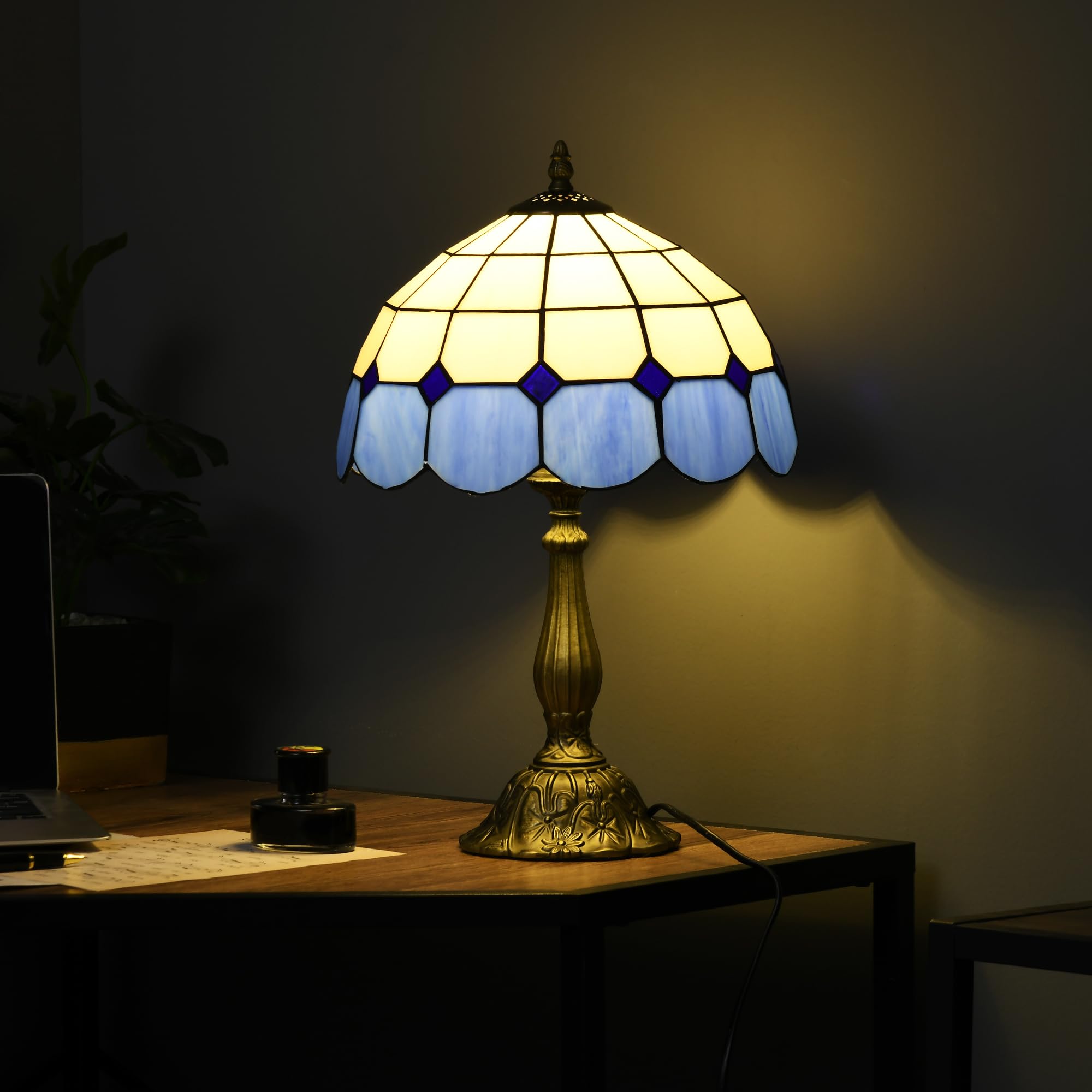 HOMCOM Lámpara de Mesita de Noche Estilo Tiffany Lámpara de Mesa Hecha a Mano Lámpara de Noche de Vidrio para Dormitorio Salón Ø31x48 cm Azul