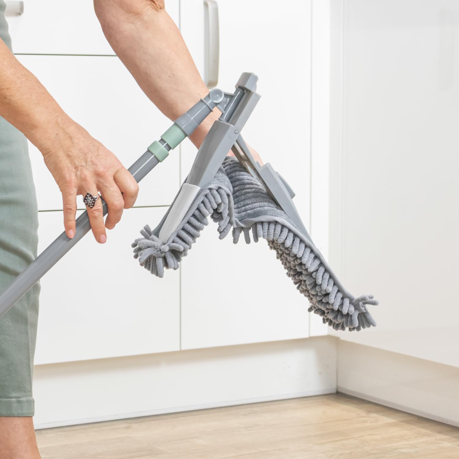 JVL Mopa Extensible de Chenilla con 2 Cabezales de Repuesto, Limpiador de Suelos Plano con Mango Largo, Sistema de Recarga de Microfibra Lavable a máquina, Color Gris