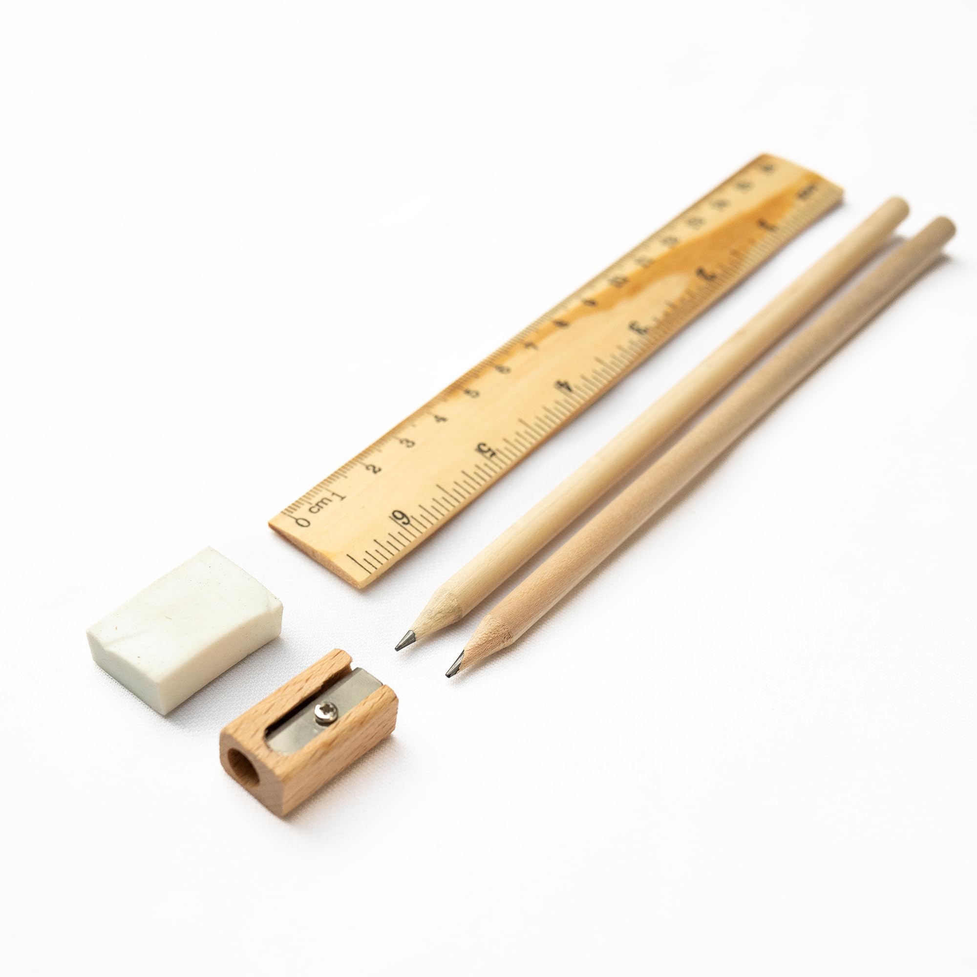 Set da scrivania in legno sostenibile Chinchilla®: gomma, temperamatite, righello e matite in confezione di cartone riciclato | Accessori scolastici ideali per bambini attenti all'ambiente