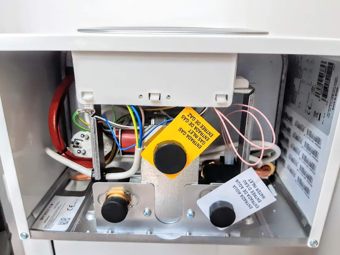 Scaldabagno A Gas Metano Ferroli Sky ECo 17 F – 17 Litri Al Minuto, Camera Stagna A Tiraggio Forzato, Prestazioni Efficienti Per Tutta La Casa