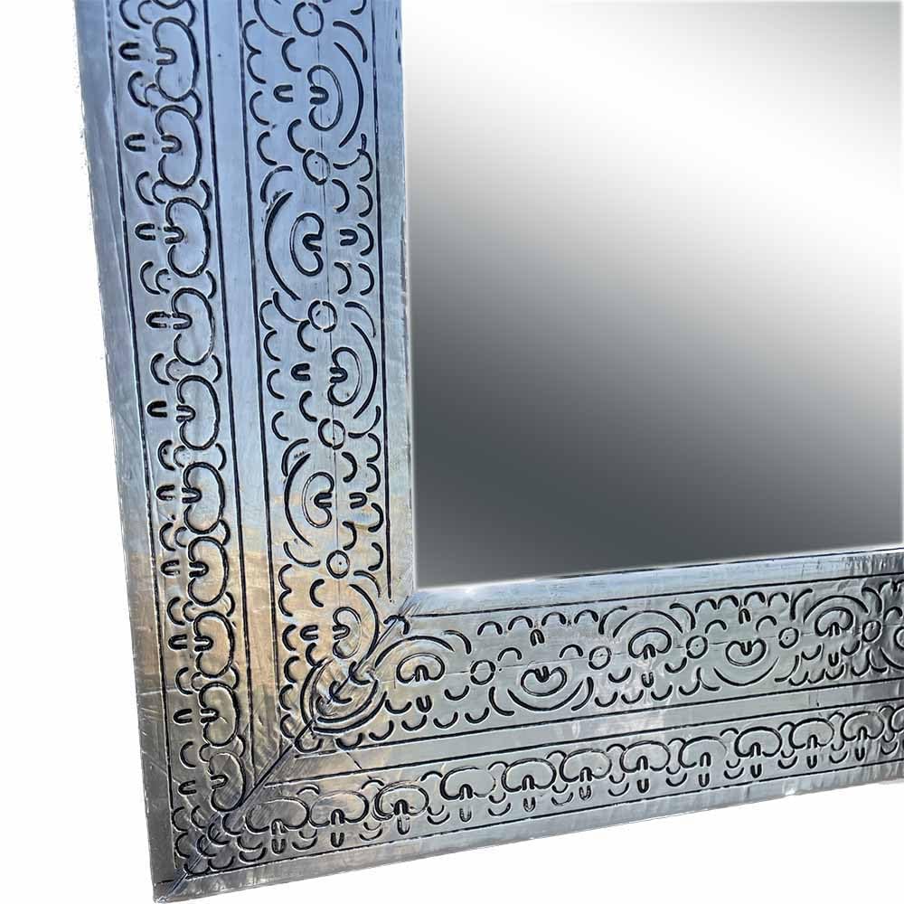 Specchio marocchino in legno ricoperto di metallo alpacca argento cesellato a mano - Dimensione cm 70 * 1,5*h150