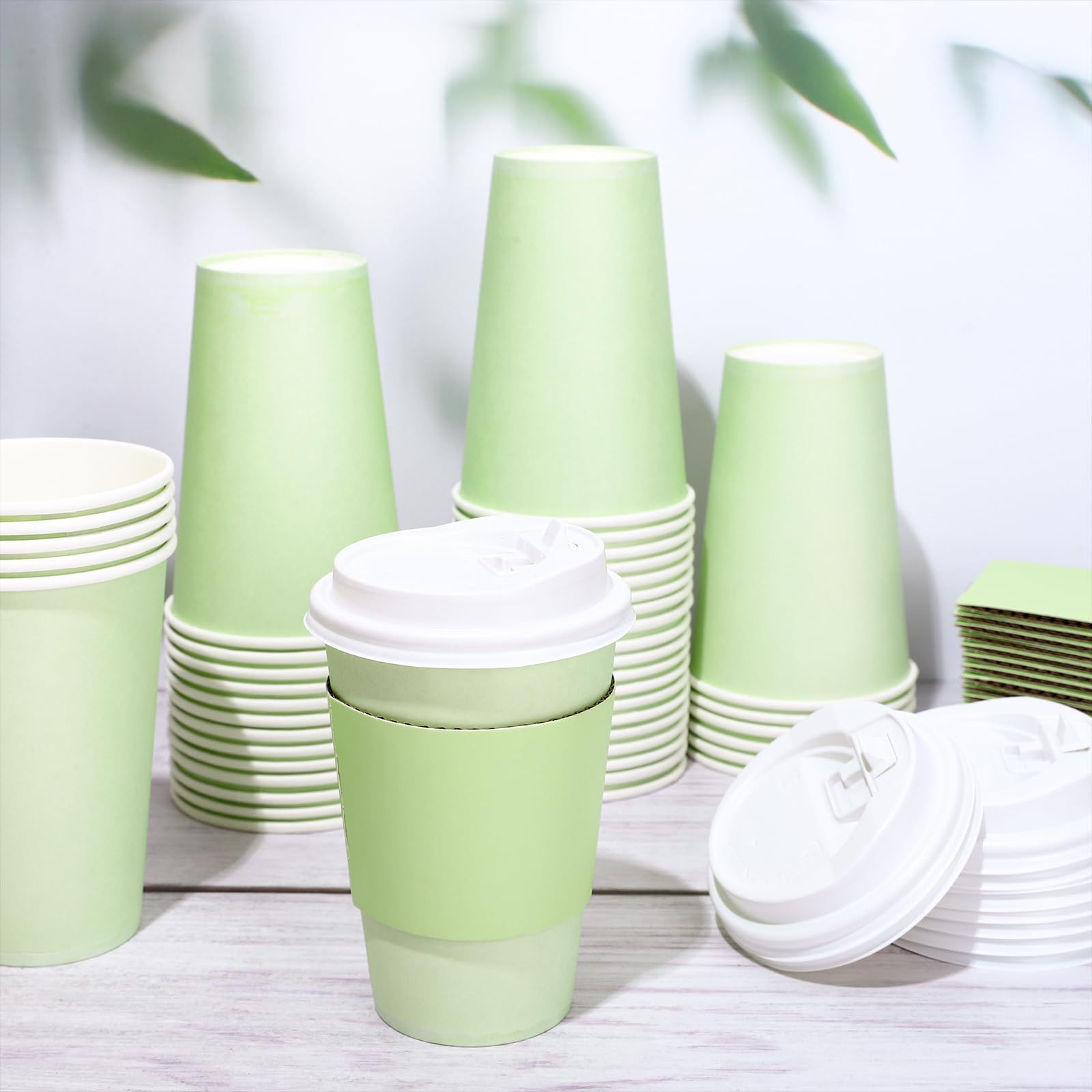 JarThenaAMCS 50 tazas de café desechables de color verde salvia con tapas y mangas, vasos de papel aislados de 12 onzas para el hogar, restaurante, viajes, suministros de fiesta de negocios