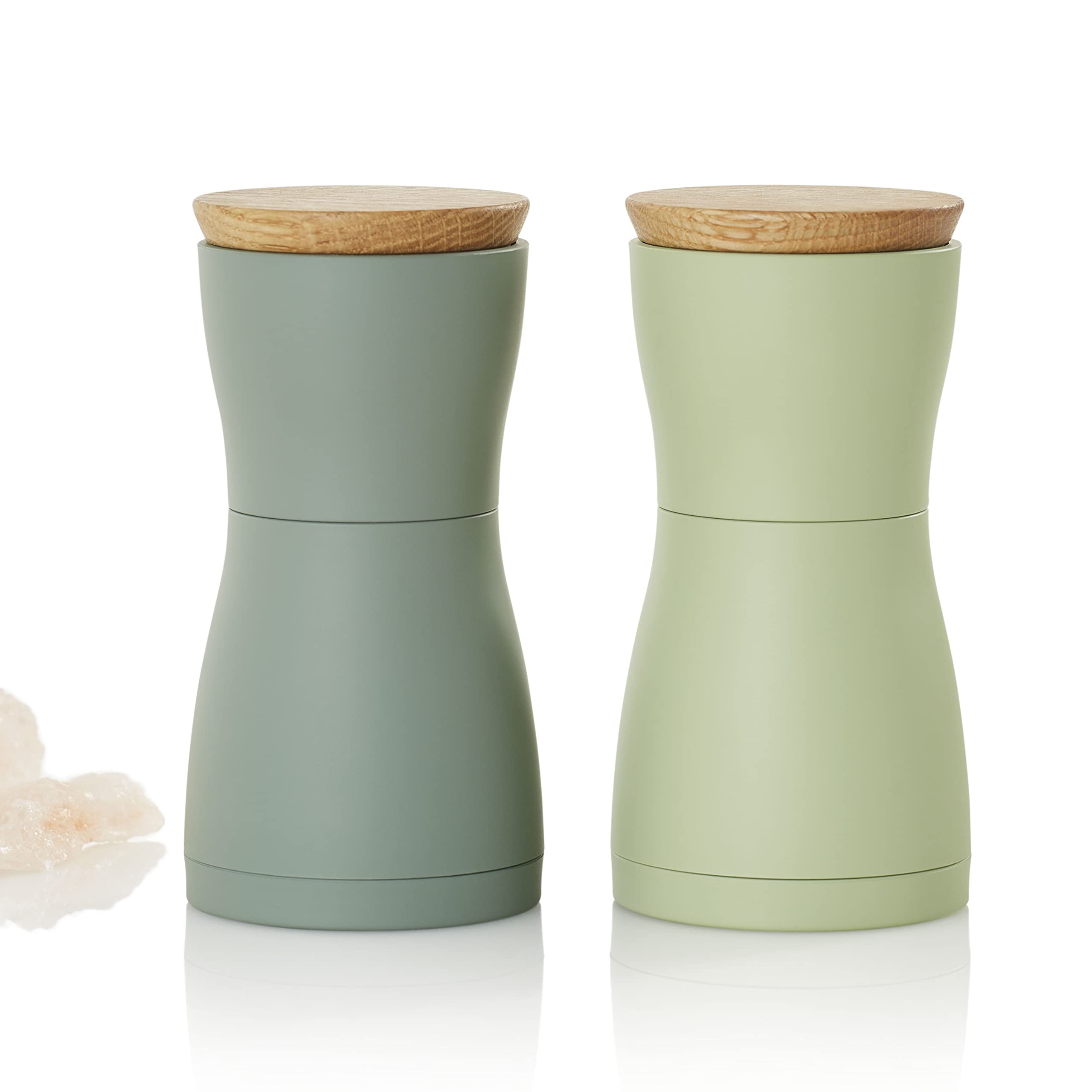 AdHoc Twin Pfeffermühle & Salzmühle Set, dark green & light green | Saubere Oberflächen dank Upside-down Design, mit Keramikmahlwerk und Aromaschutzkappe aus Holz
