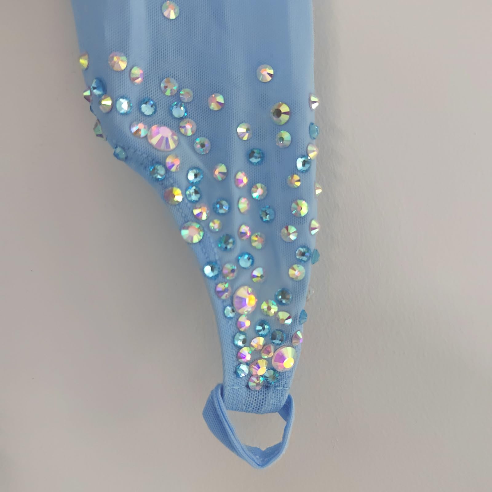 LIUHUO Falda de patinaje artístico azul claro Rendimiento de la competencia de la manga del dedo del diamante brillante