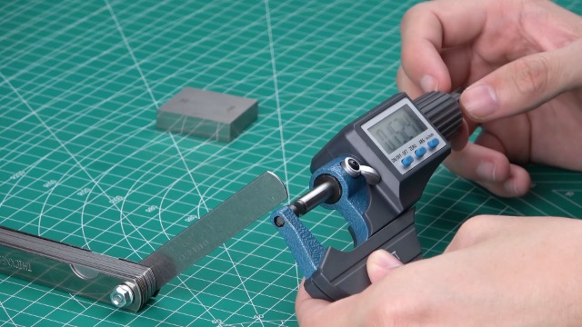 AUTOUTLET Micrometer Digitale Bügelmessschraube 0-25mm/ 0.001mm 