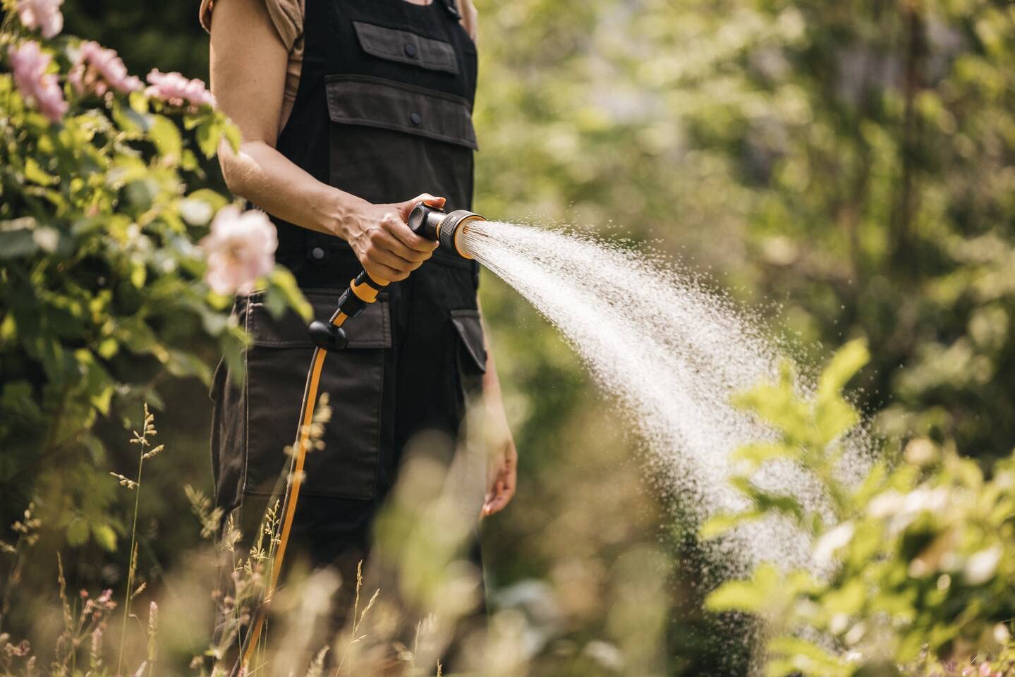 Fiskars Pistolet zraszający, 3 funkcje, strumień, mgiełka, strumień deszczowy, bezstopniowa regulacja przepływu za pomocą kciuka, rozmiar uniwersalny, czarny/pomarańczowy, 1065486