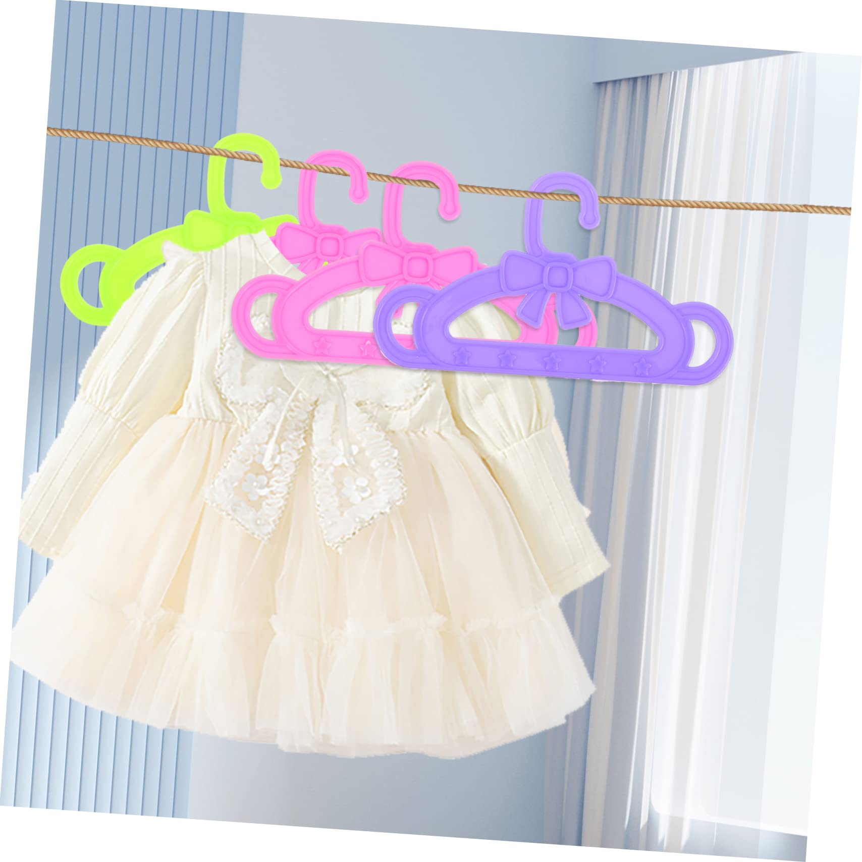 Mikikit 15 Perchas de Plástico Multicolor para Ropa de Muñecas de 18 Pulgadas, Accesorios para Muñecas Ideales para Cumpleaños o Año