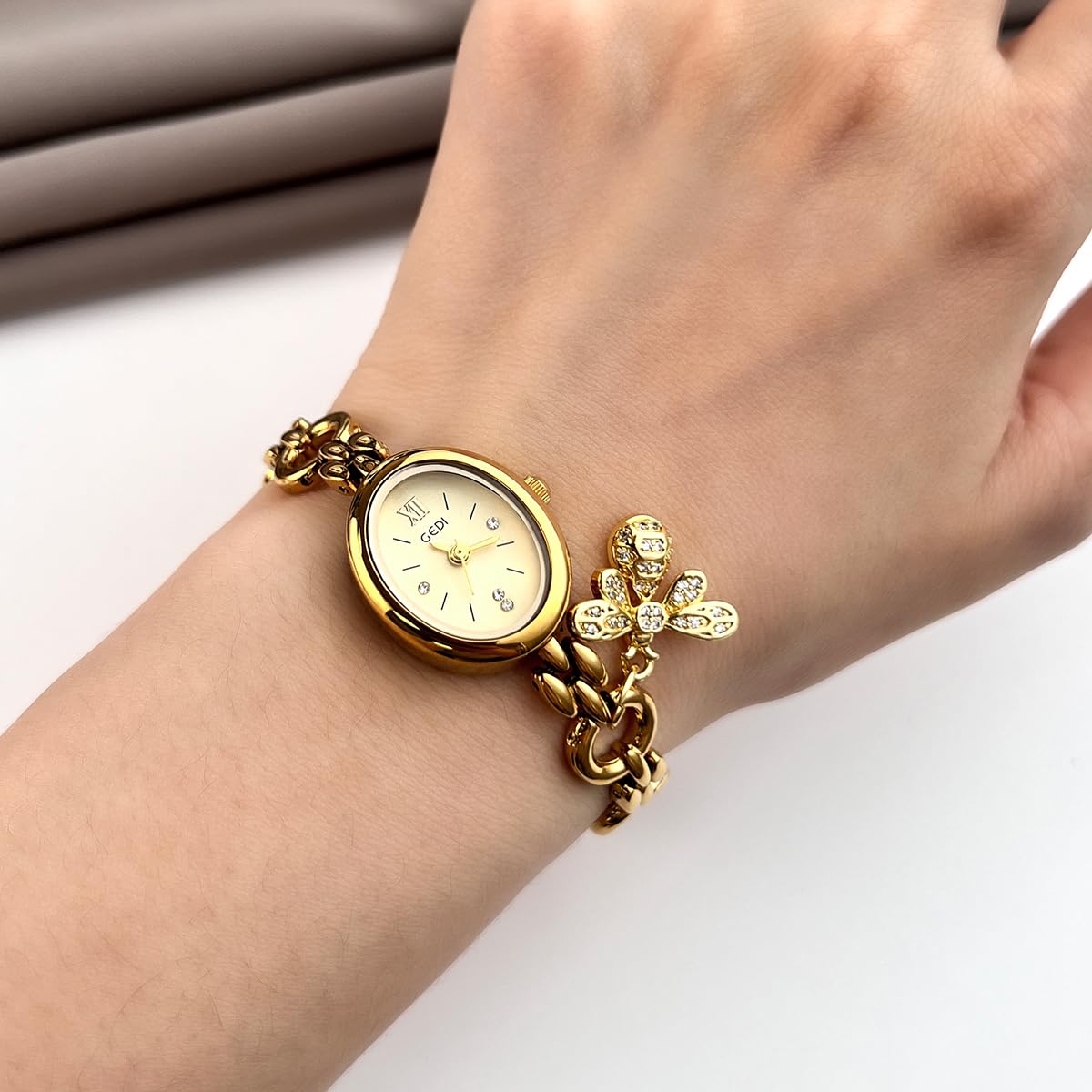 CARLIEN Orologio al quarzo ovale dorato da donna – cinturino sottile in lega di acciaio – numeri romani – orologio elegante e delicato da donna