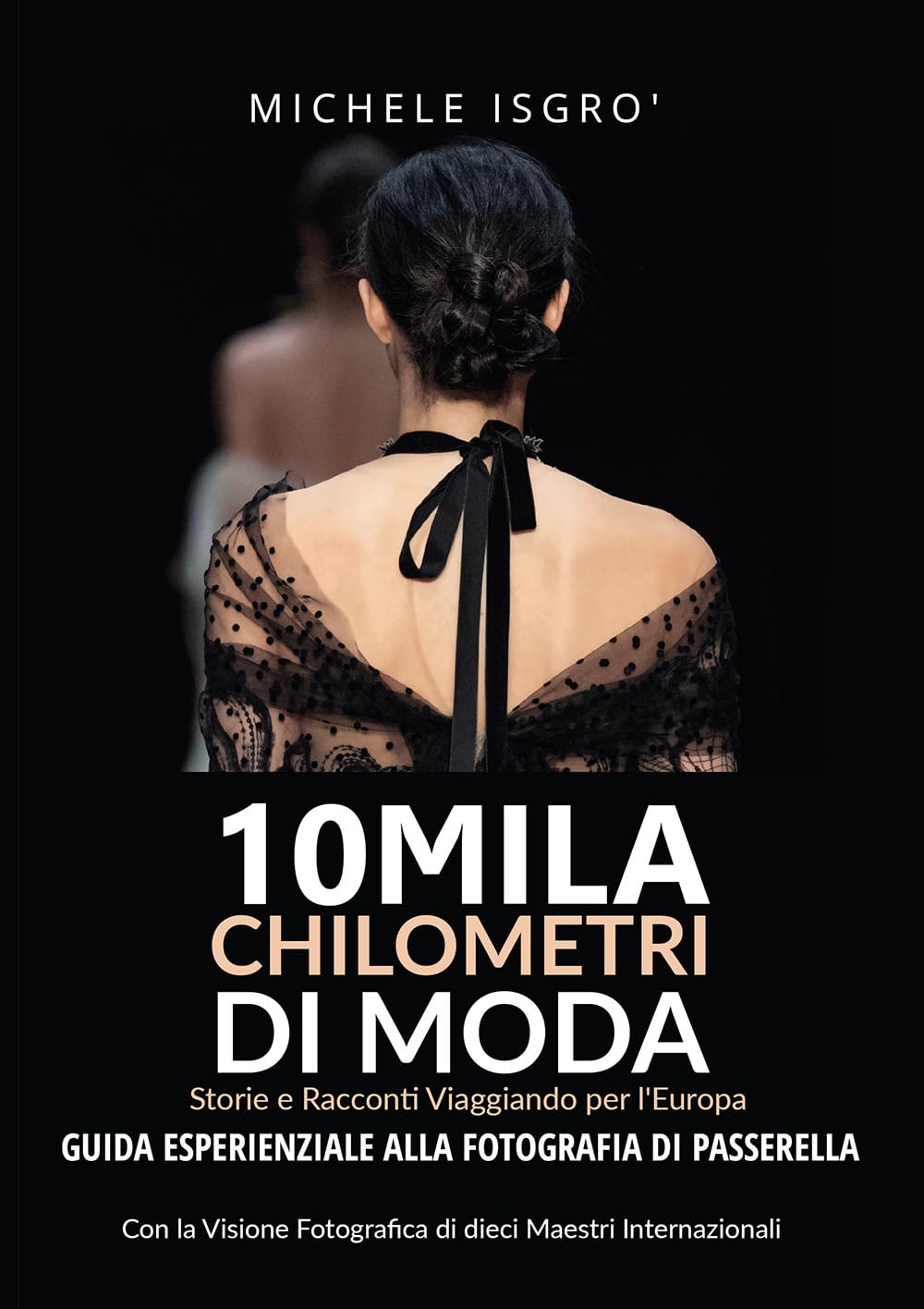 Photographie de défilé de mode avec le livre 10mila chilometri di moda en couleurs