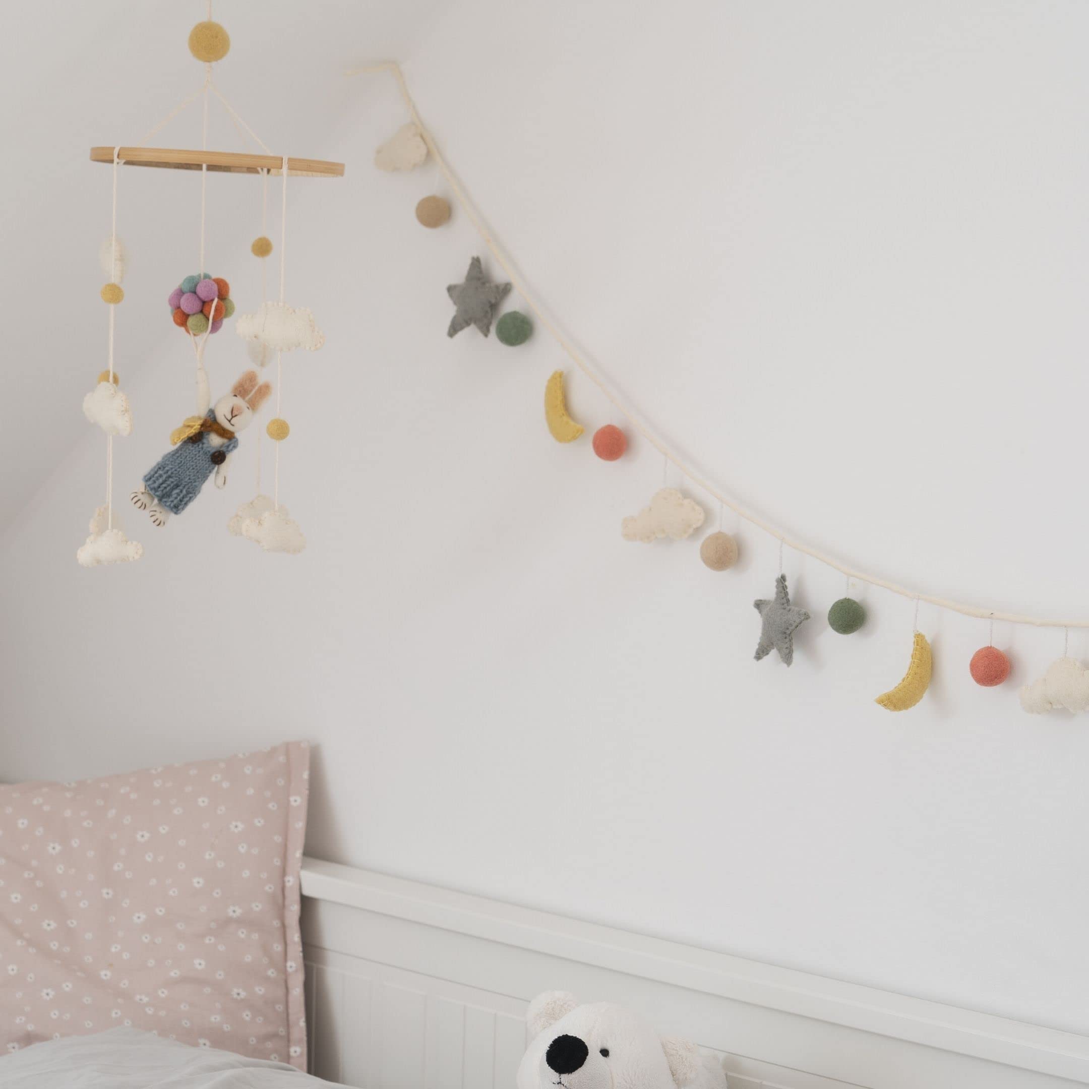 Én Gry & Sif Guirnalda de luna y estrellas de fieltro, decoración para habitación infantil, hecha a mano, decoración de pared para habitación de bebé, 190 cm, 12213