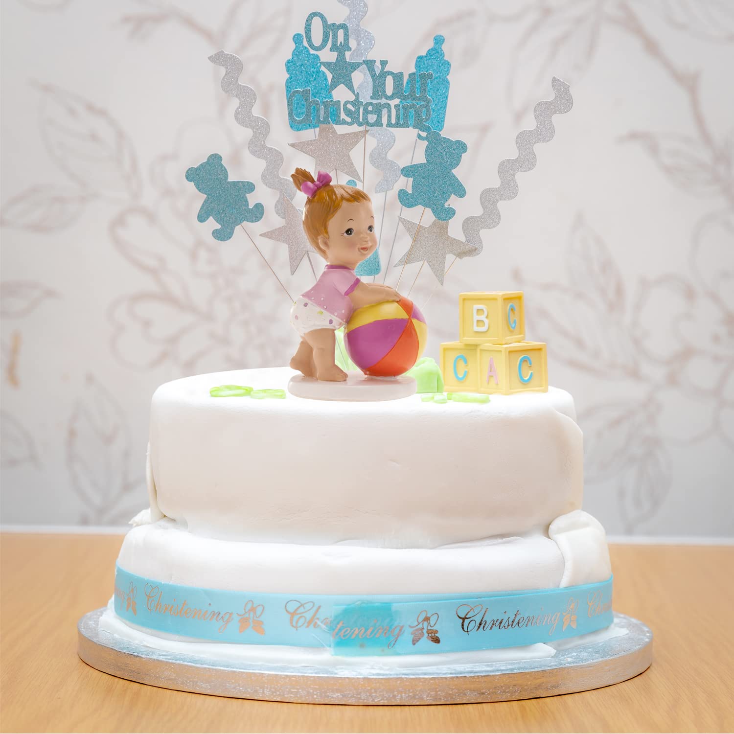 dekora – Décoration Baptême Fille, Figurine en résine, Bébé avec une Balle, 11 x 7 cm, Décoration Gâteau Baptême, Design Original et Détaillé, Cake topper Apte au Contact Alimentaire