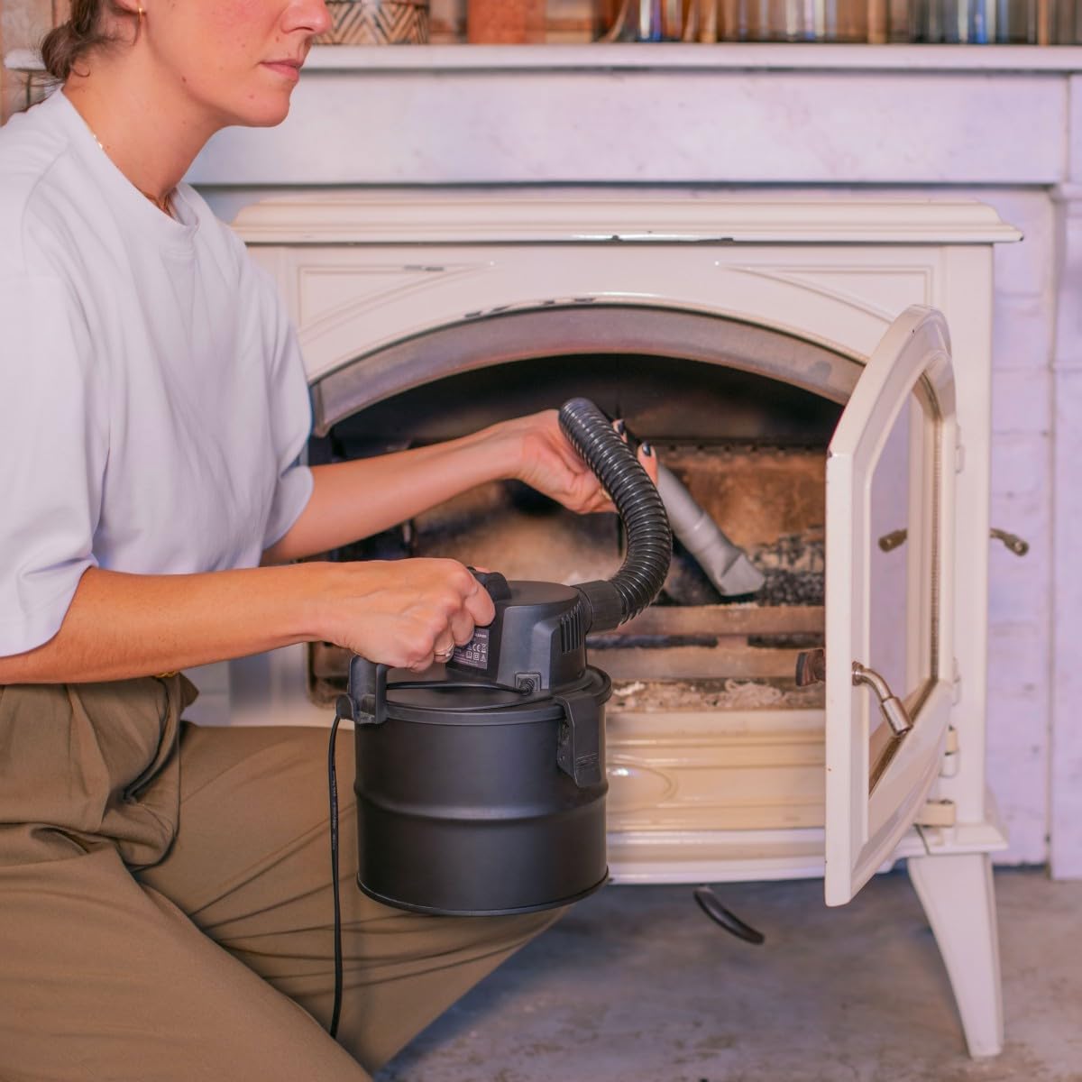 Livoo DOH139-600W Aspirador de Cenizas para Chimenea, Estufa de leña o Barbacoa, Tanque de Metal 4L, Filtro HEPA, Compacto, Inferior 2 kg