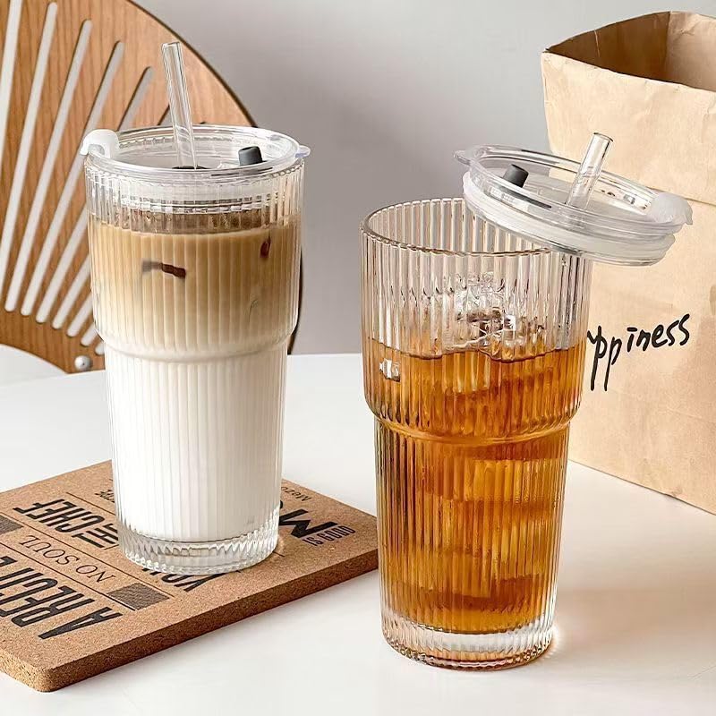 BUOAZR 2 Stück 600ml Gerippte Glasbecher mit Deckel und Strohhalm, Eiskaffee Gläser, Smoothie Becher, luftdichtes und wasserdichtes Design, Trinkgläser ideal als Saft, Cocktails, Bier, Kaffee (6, L)