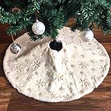FALDAS DE ÁRBOL DE NAVIDAD: falda de árbol de Navidad de piel sintética preciosa y elegante, de gran tamaño: 122 cm de diámetro. Lujoso y perfecto para decoraciones navideñas temáticas de nieve en invierno y trae el espíritu navideño a tu hogar.