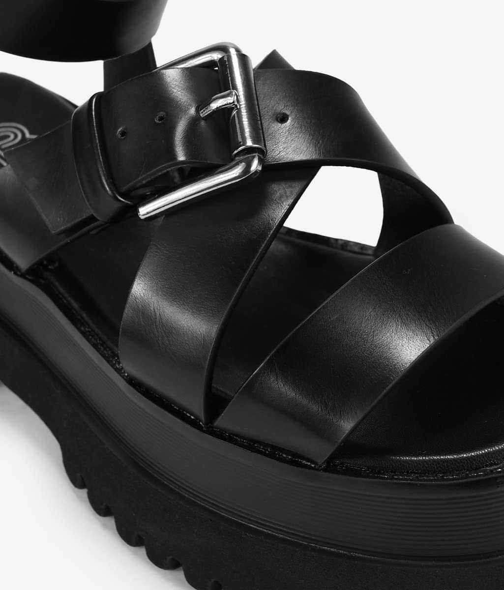BOSANOVA Sandalias con Total Look Negro compuestas por Tiras Cruzadas al Empeine, Detalle de Hebilla Regulable y Suela Track de 6,5 cm. Cierre con Hebilla. Calzado para Mujer