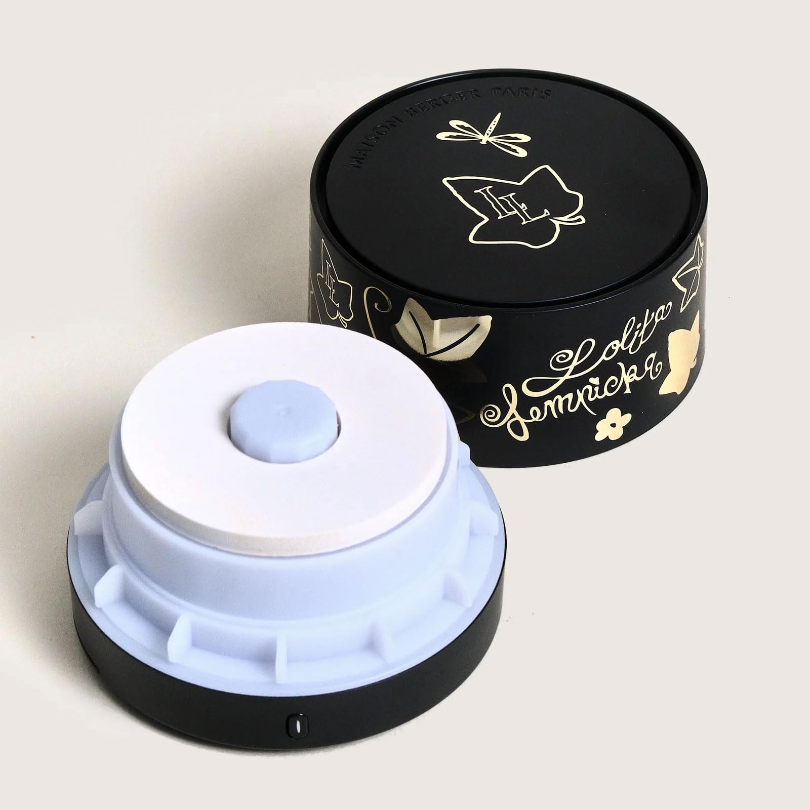 Lampe Berger - Diffusore Elettrico NOMADE Ricaricabile- Con Piastrina in Ceramica Profumata, Funzione Wireless per un Comodo Utilizzo anche Fuori Casa (Lolita Lempika Nero)