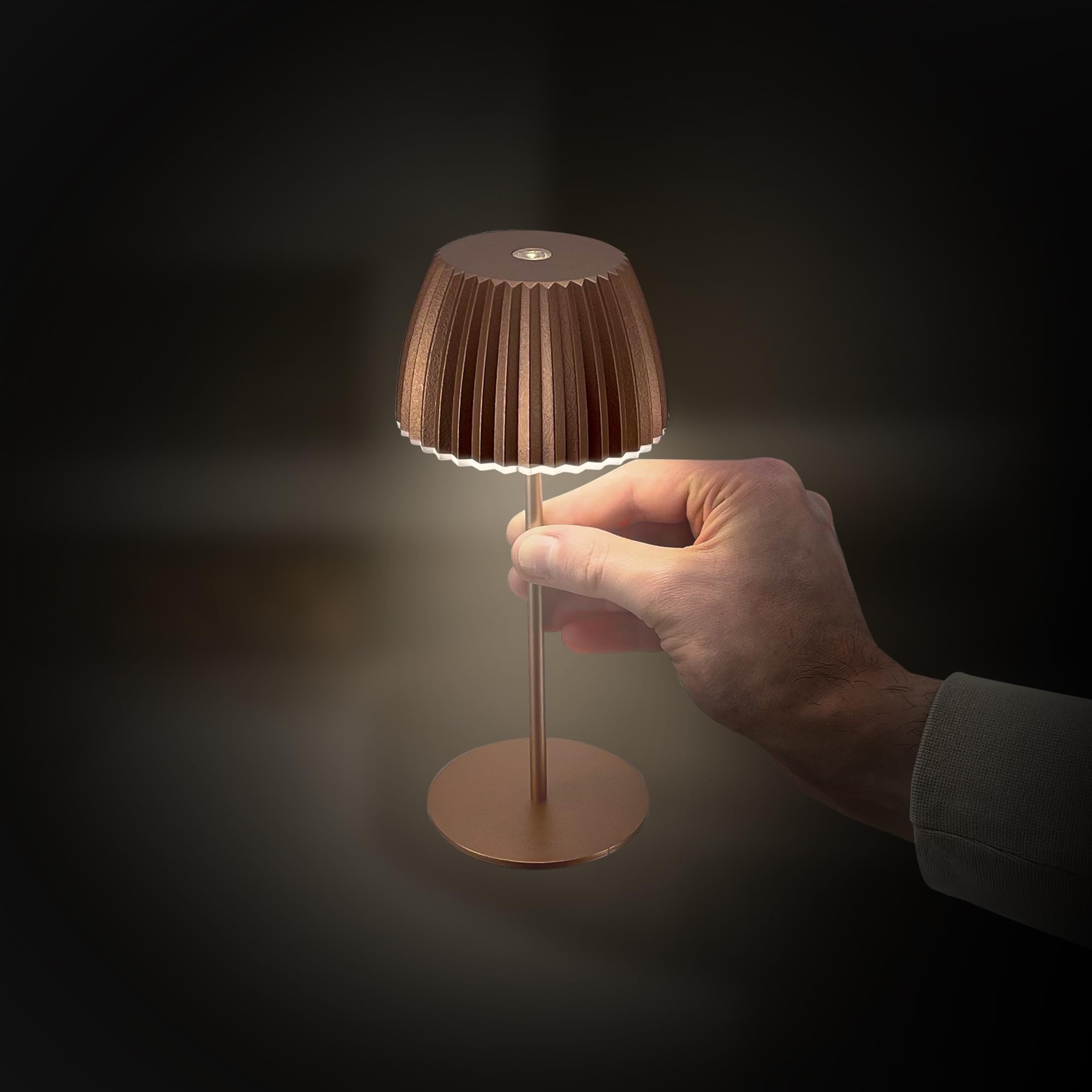 BRILONER Riffle Mini bezprzewodowa lampa stołowa LED IP44 z jasną krawędzią, 8,5 x 20 cm, ściemniacz dotykowy, wymienna bateria, lampka nocna, German Design Award Winner 2025, kolor miedziany