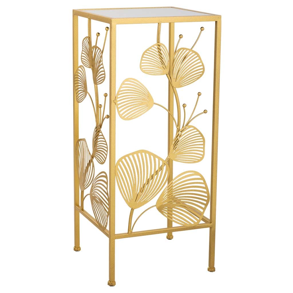 Petite table carrée dorée pour poser une lampe près du canapé