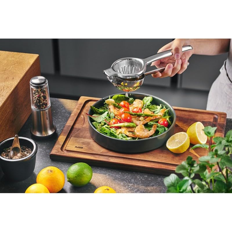 GEFU Zitronenpresse LEMON Edelstahl - Zitruspresse mit Saftsieb | Limettenpresse & Orangenpresse, 2-teilig, Auffangbehälter 0,25 l, Ausgießnase, für Früchte bis 7,5 cm