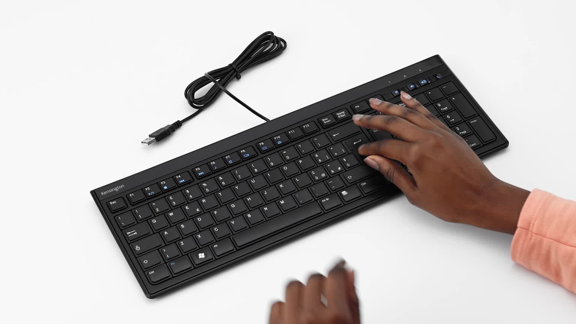 Kensington Toetsenbord Advance Fit Standard met 19 mm dun profiel, Italiaanse QWERTY-lay-out, USB-kabel 1,9 m, zwart, K72357IT
