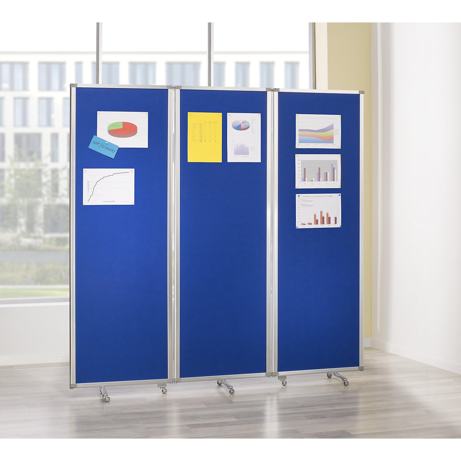 magnetoplan | 3-Paneel Raumteiler Faltwand mit Rollen 1800 x 1810 x 370 mm | Mobile Trennwand | Ausstellungs-Sichtschutz | Büro-Raumteiler, 1105303, Rahmenfarbe: altweiß| Wandfarbe: royalblau