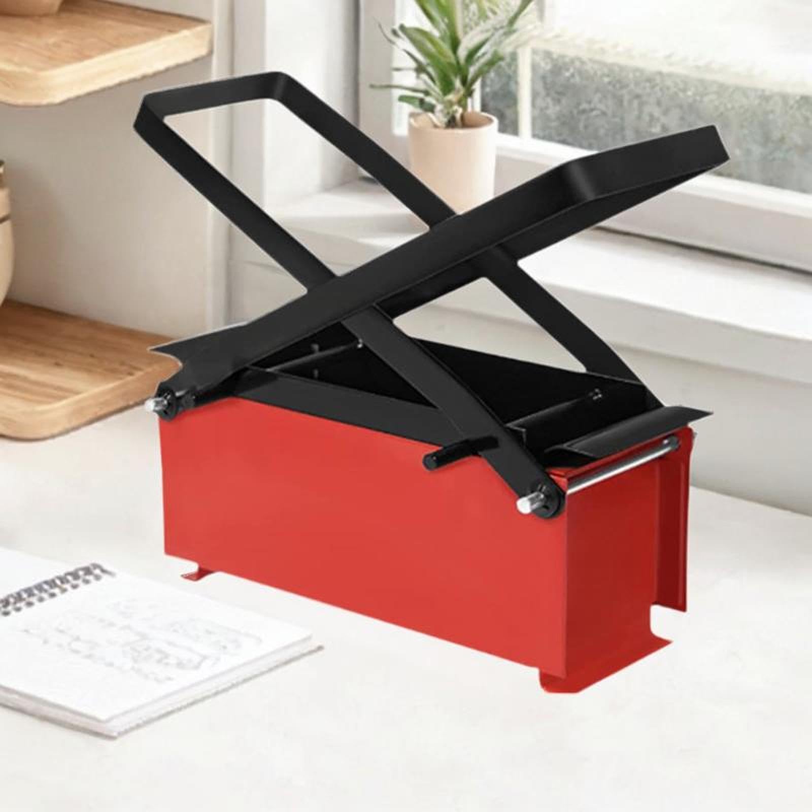 Piccola macchina per bricchette di giornali, prodotto pratico ed efficiente per creare blocchi di carta compatti per riscaldare ovunque. Macchina per pressatura