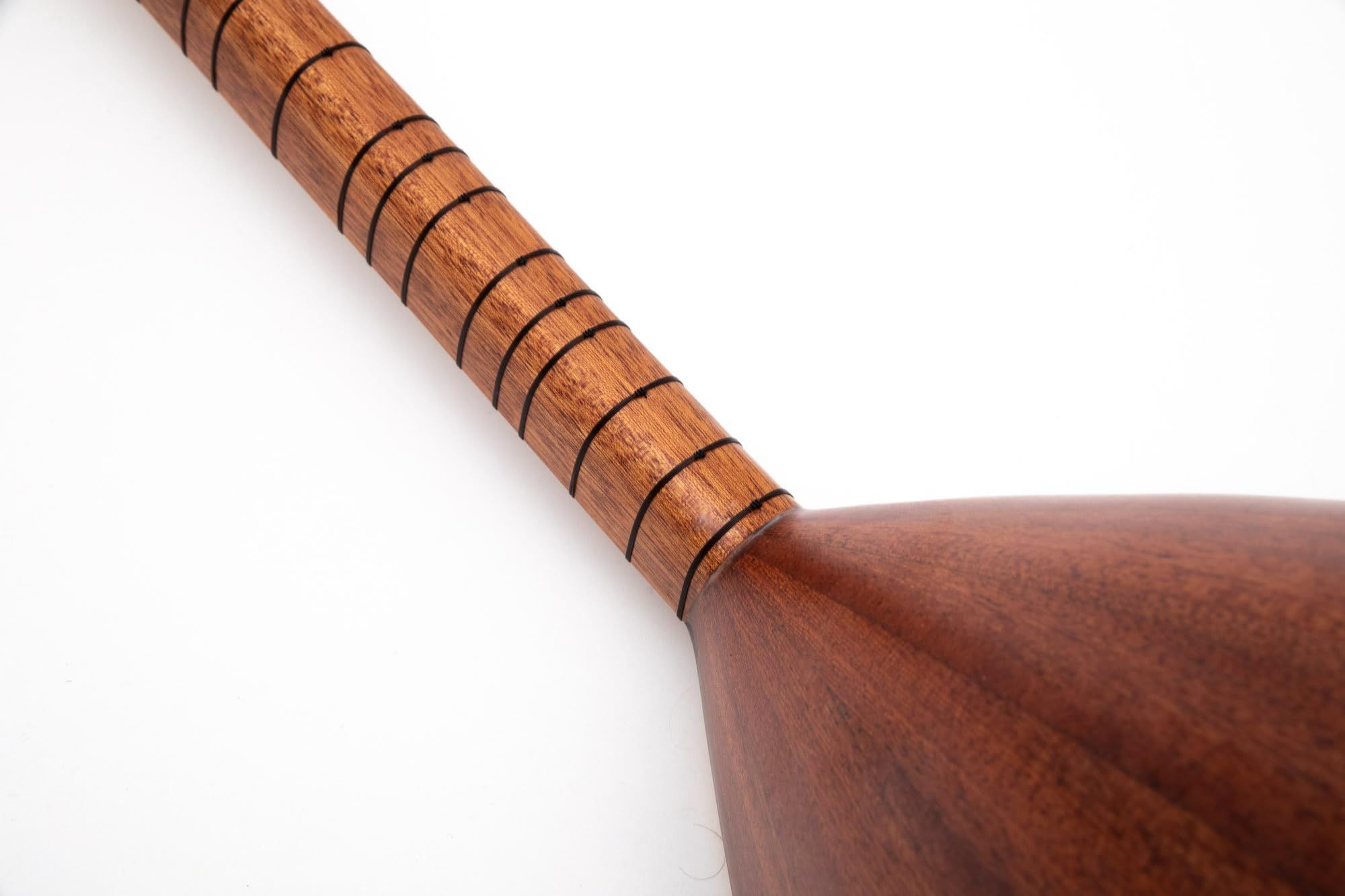 Türkischer Saz mit langem Hals aus Mahagoniholz mit Palisander-Heringen und integriertem Tonabnehmer mit weichem Etui, Saitensatz und Plektren im Lieferumfang enthalten