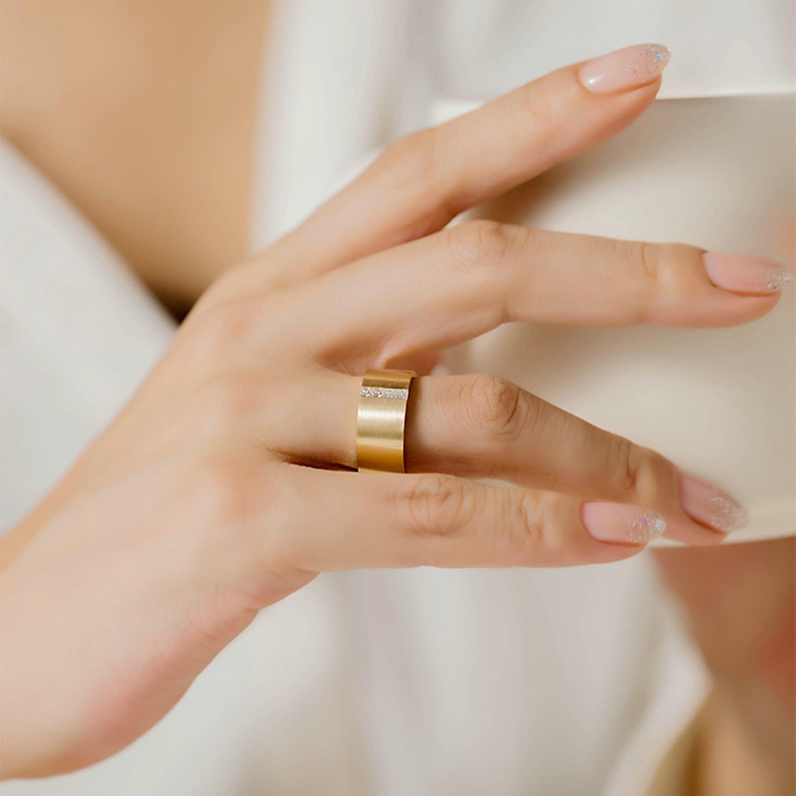 Anillo de compromiso de oro 750 de 18 quilates, anillos de boda para mujeres y hombres, diseño ancho cepillado con 0,15 ct cuadrado de moissanita, anillos de boda oro amarillo