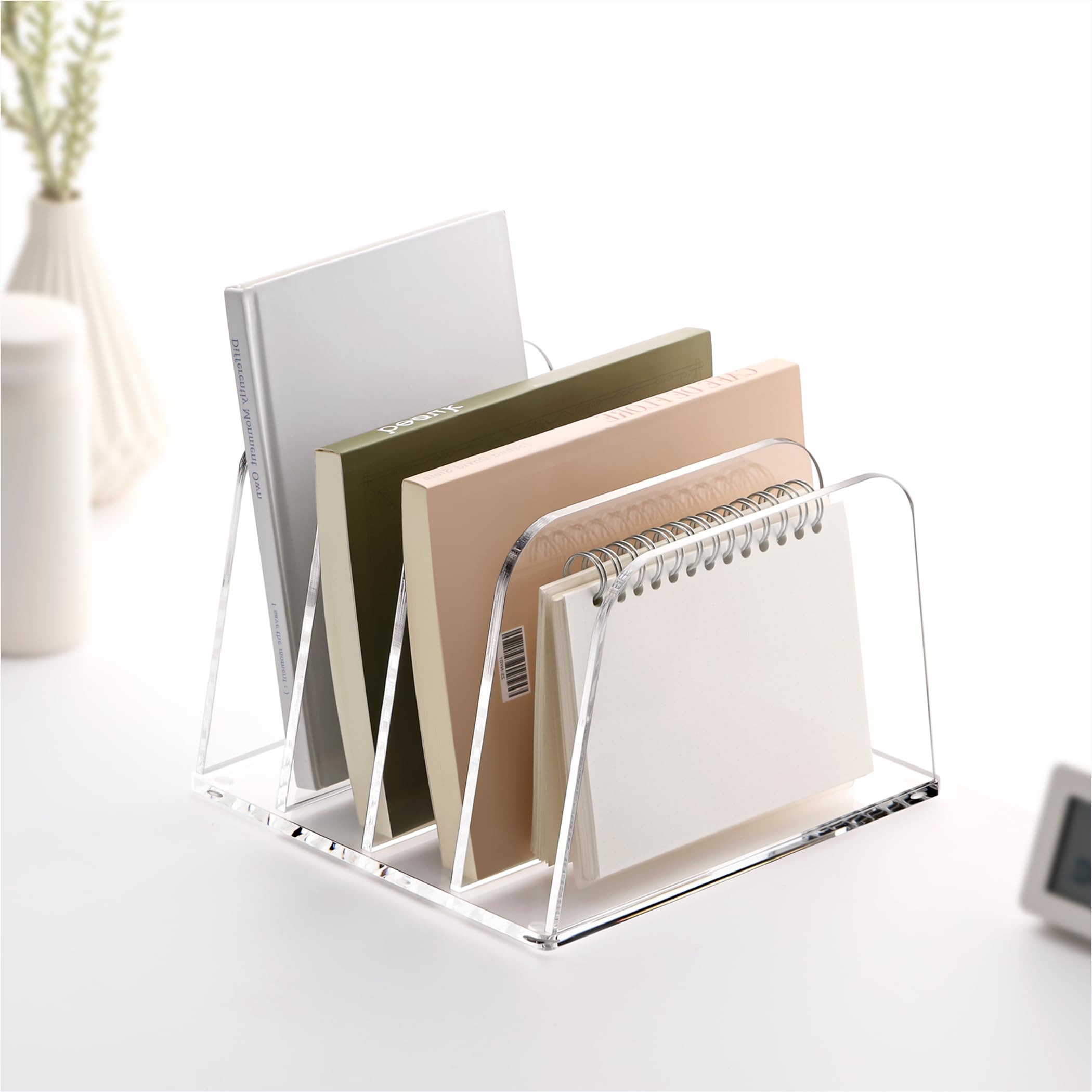 SANRUI Premium Acryl Briefständer & Schreibtisch Organizer (4 Fächer) – Vertikale Ablage für Post, Notizbücher (B5/A5) & Tablets, Transparenter Sortierer mit Silikonfüßen für Home-Office & Kosmetik