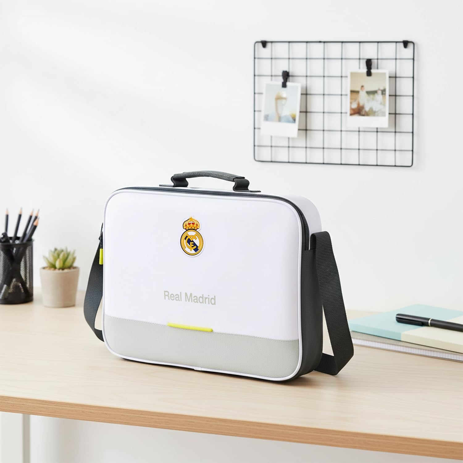 Cartera extraescolares Real Madrid equipación 25/26 para libros y material – Cartera extraescolares Real Madrid con asa para actividades y colegio