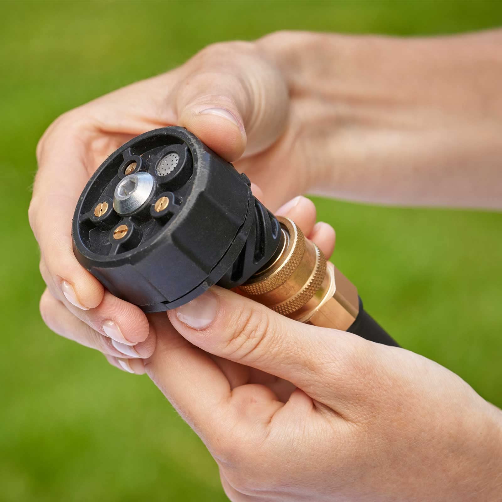 BLACK+DECKER Akku-Druckreiniger (18V, 24 bar, mobiler Druckreiniger zur Reinigung oder Bewässerung, mit flexiblen Wasseranschluss, 5in1 Multifunktionsdüse, ohne Akku & Ladegerät), BCPC18B-XJ