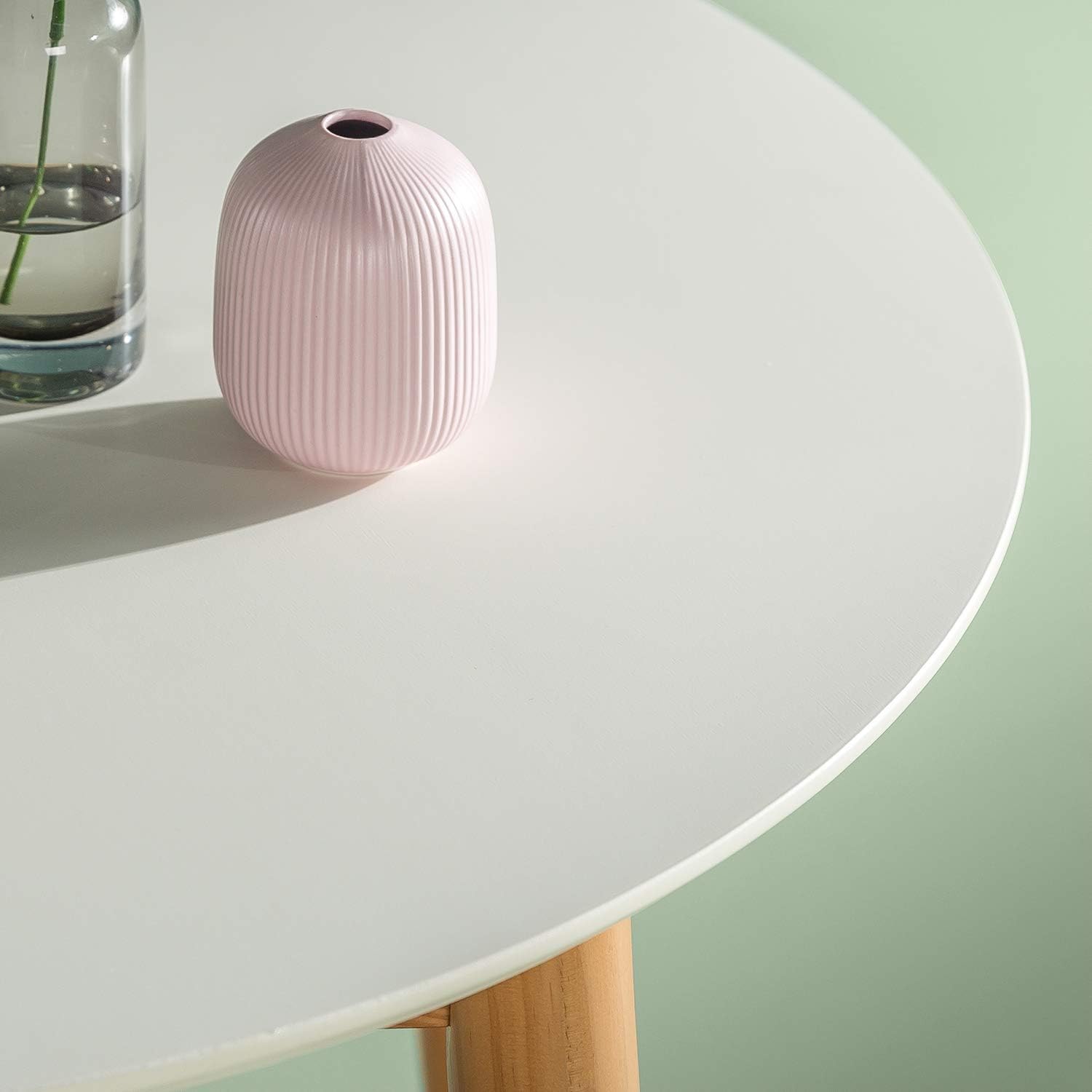 Gros plan view of the ZINUS Lloyd 32 Inch Wood Dining Table's off-white tabletop