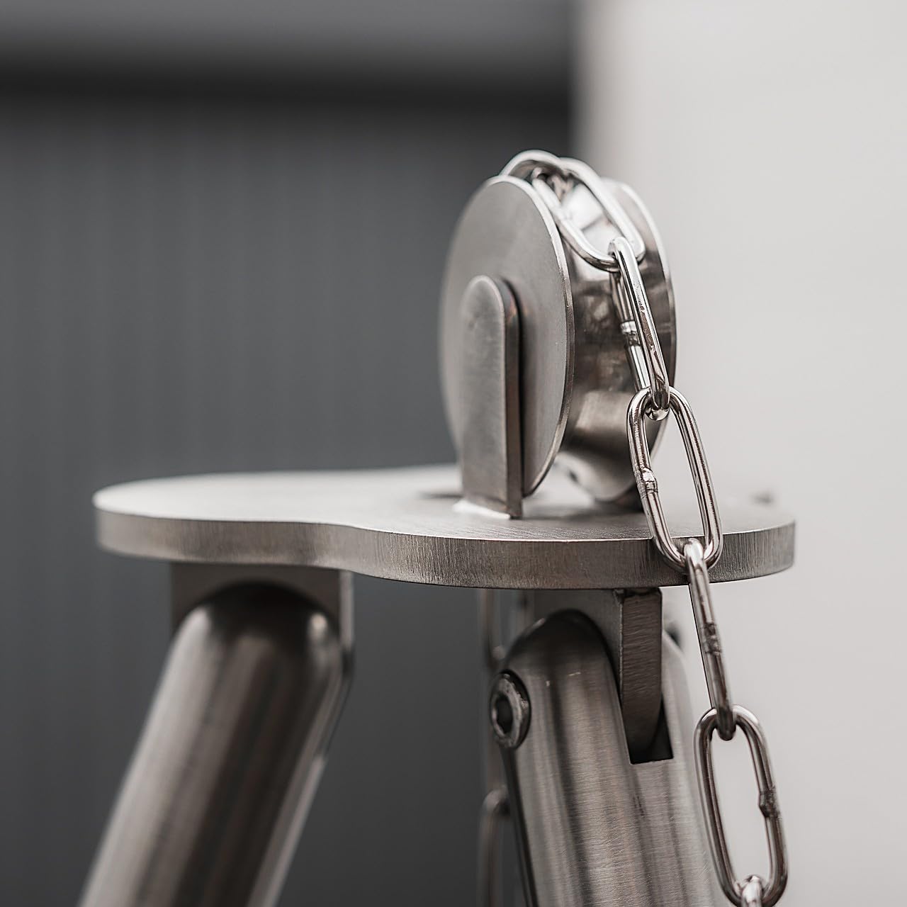 Grillrost.com Das Original Edelstahl Dreibeingrill | Schwenkgrill - klappbar mit Kettenführung - Sehr robuste deutsche Handwerksarbeit