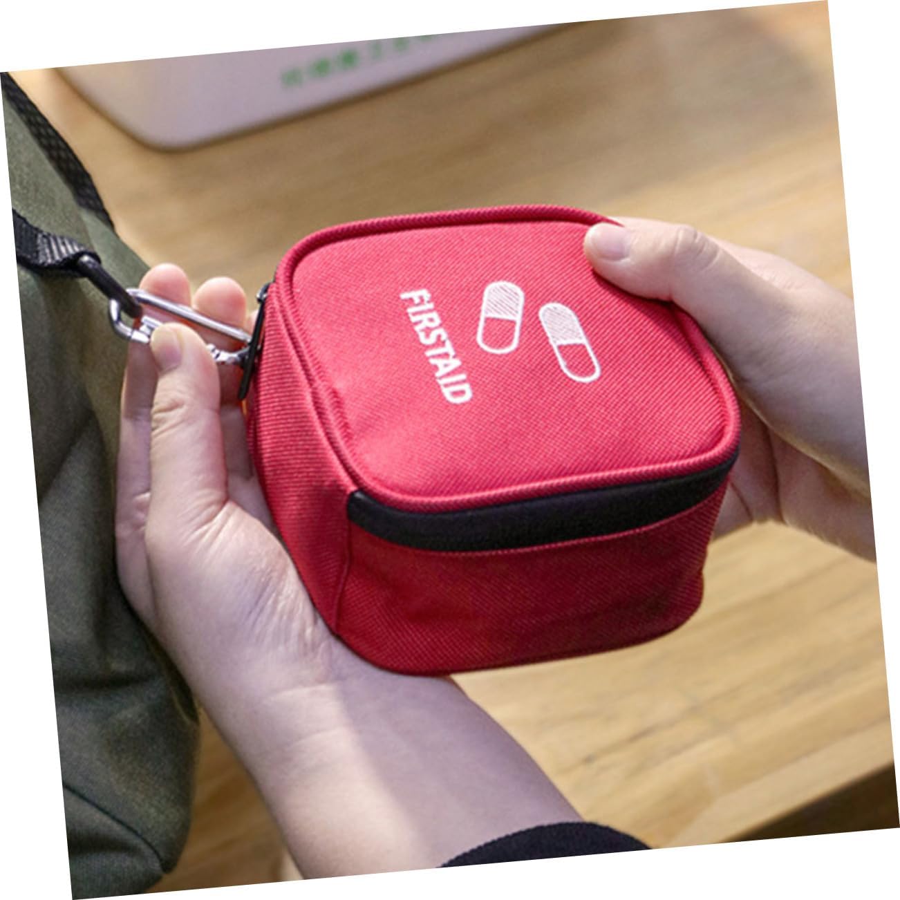 Travel Emergency First Aid Bag Portable Medicine Storage Pouch for Outdoor Travel Use Container for Unexpected Emergencies and Injuries