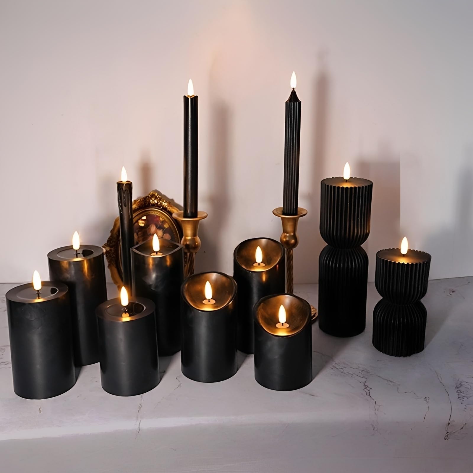 Mateju 12 Pezzi Candele LED Fiamma Oscillante con Telecomando e Timer, Candele LED Decorative a Batteria Luci Senza Fiamma Lunghe per Interni Esterni Camera da Letto Sala (Nero)