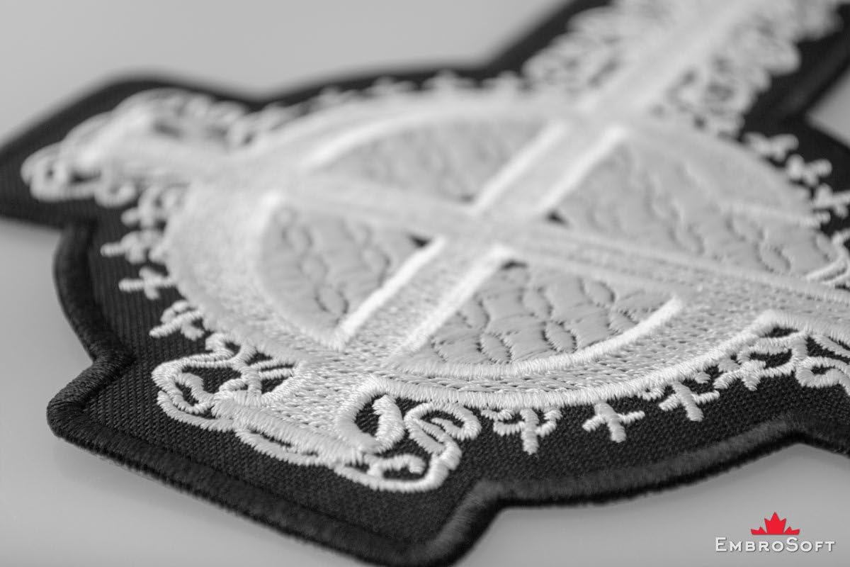 ゴーストバンド刺繍パッチ - Grucifix クロスシンボル 黒と白のパターン - ロックアイロン接着パッチ - ヘビーメタル刺繍