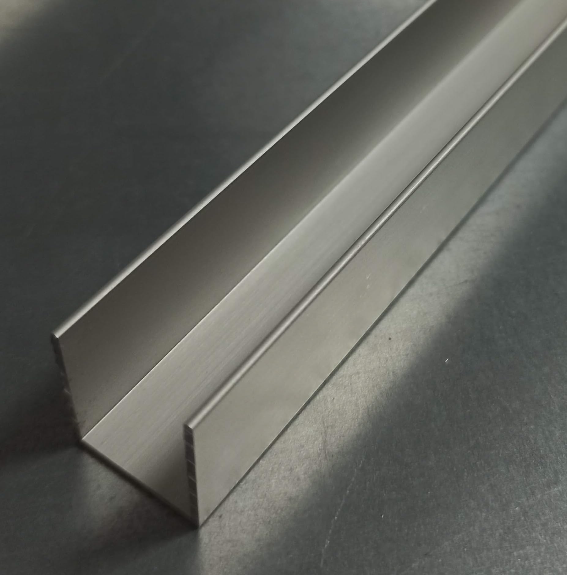 6 piezas de 1000x18x20mm (6 metros), Perfil embellecedor de aluminio anodizado en forma U, ideal para paneles de contrachapado, policarbonato o aglomerado de 15mm o 16mm de espesor.