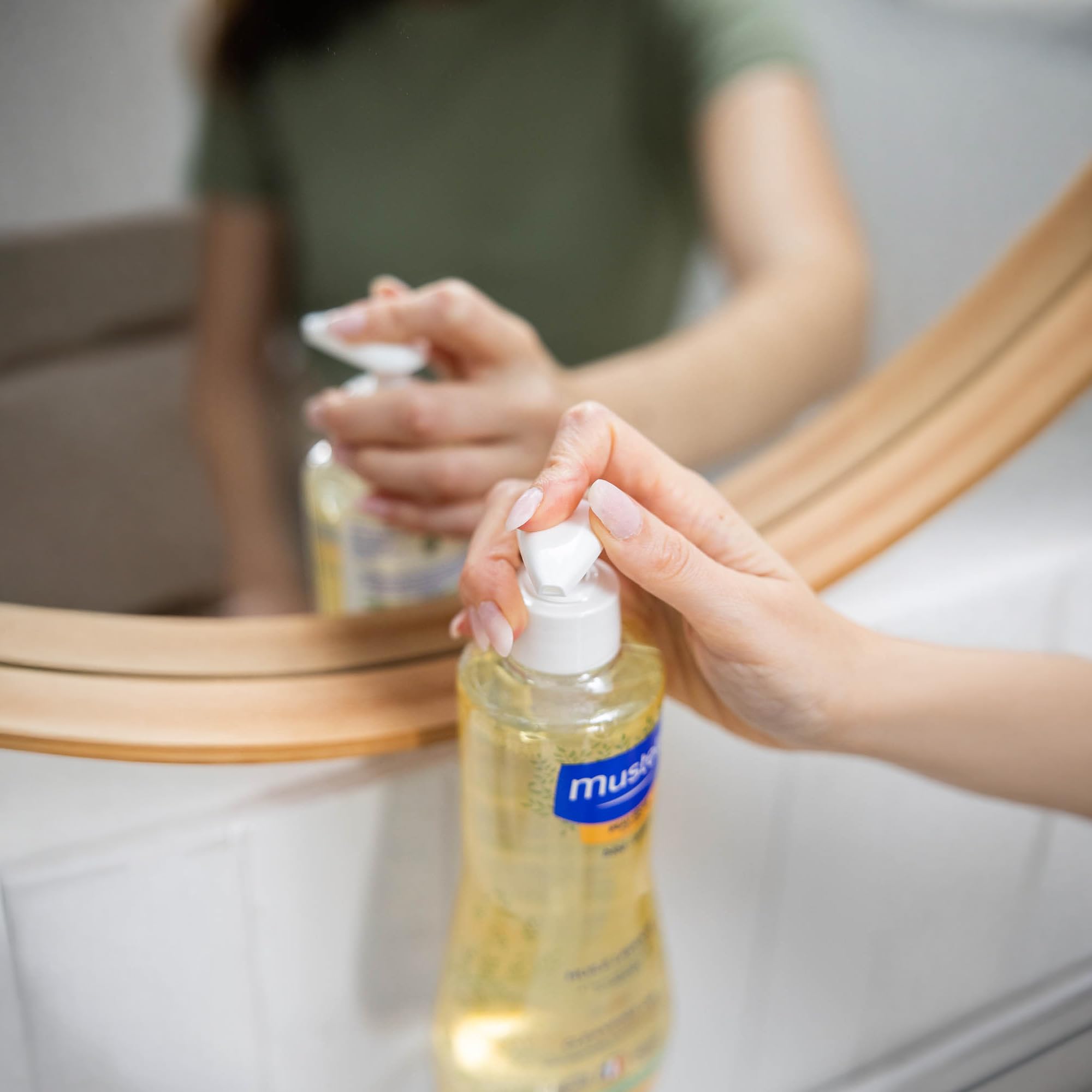 Mustela Olio Bagno Detergente con Perseose di Avocado BIO, Corpo e Capelli, Neonati e Tutta la Famiglia - Non Brucia agli Occhi, Specifico per Pelle Secca, 98% Ingredienti di Origine Naturale (500ml)