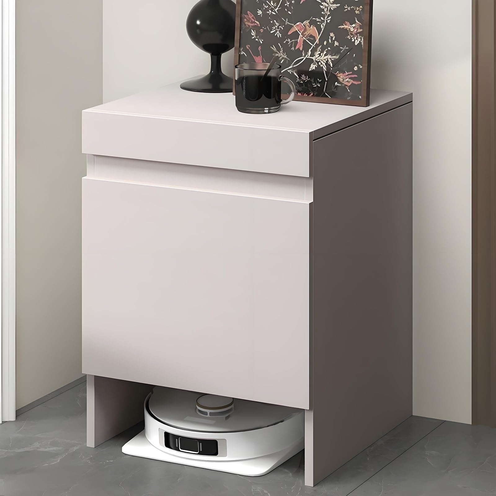 Meuble pour aspirateur robot avec couvercle coulissant facilitant le changement d'eau