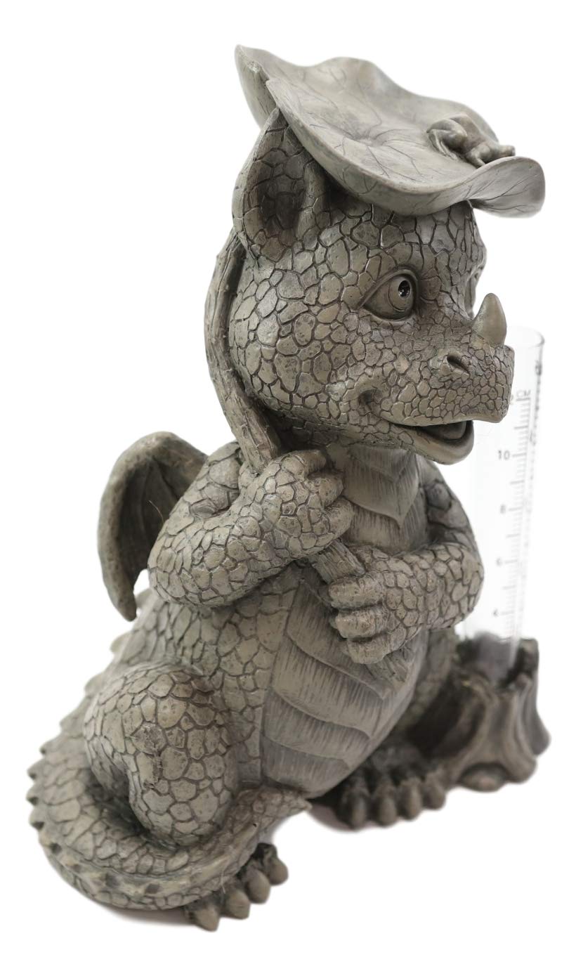 Ebros Skurriles Regentropfen Keep Falling On My Head Baby Dragon mit Lilypad Regenschirm Regenmesser Statue Feengarten Kunststein Harz Figur