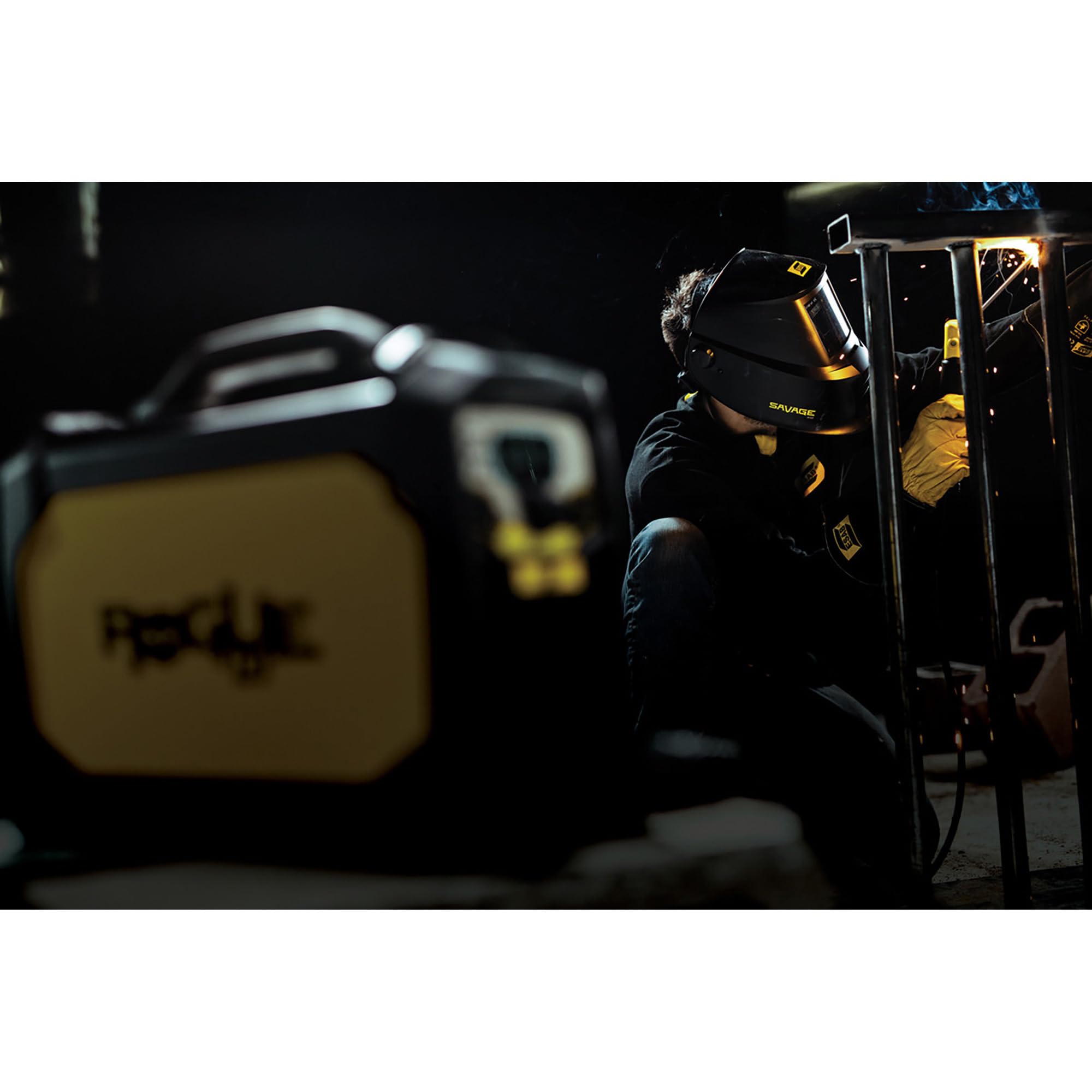 ESAB 0700000490 Savage A40 Casco de Soldadura de oscurecimiento automático, Ajuste de Sombra Externa, Lente de visión de Color Verdadero de 3.9 pulgadasx1.9 Pulgadas, Control de sensibilidad/retardo