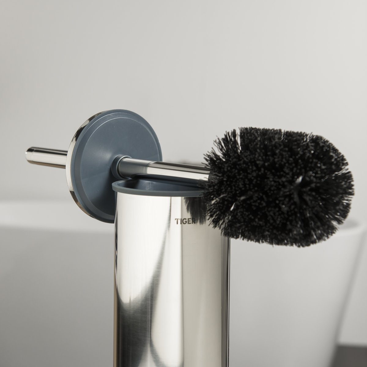 Tiger Boston Toilettenbürste, WC-Bürste mit Halter zur Wandmontage, mehr Hygiene Dank integriertem Deckel und herausnehmbaren Einsatz, Edelstahl poliert