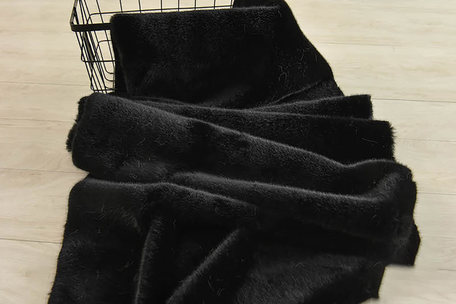 Pogrubiona pluszowa tkanina miękka sztuczne futro tkanina polarowa tkanina flanelowa na tło materiały rzemieślnicze szalik DIY szycie ręcznie robione lalki poduszka poduszki do siedzenia, 160 * 50 cm (Kolor: czarny)