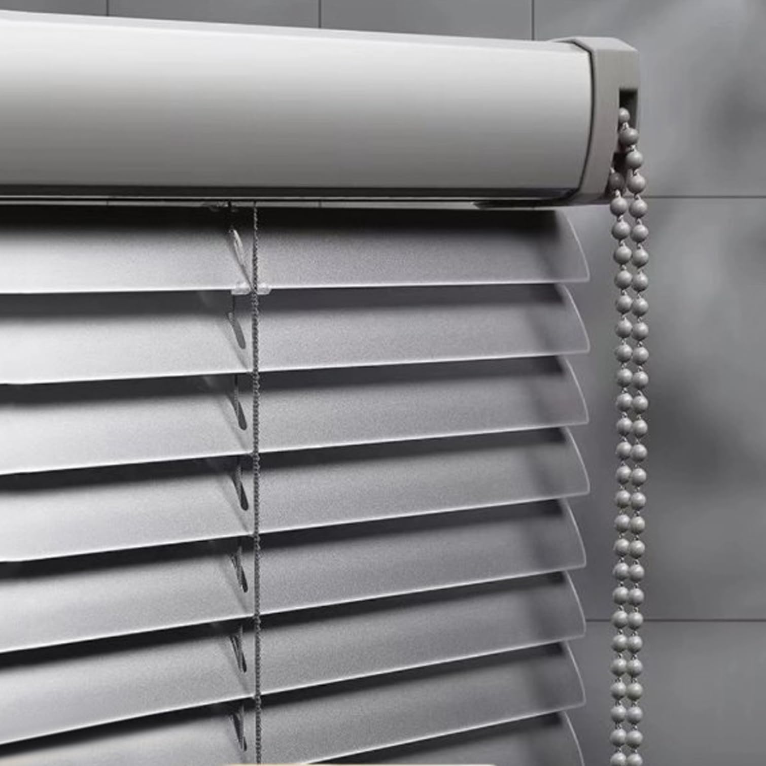 Persianas venecianas de aluminio para crear ambientes íntimos y confortables en tu salón u oficina