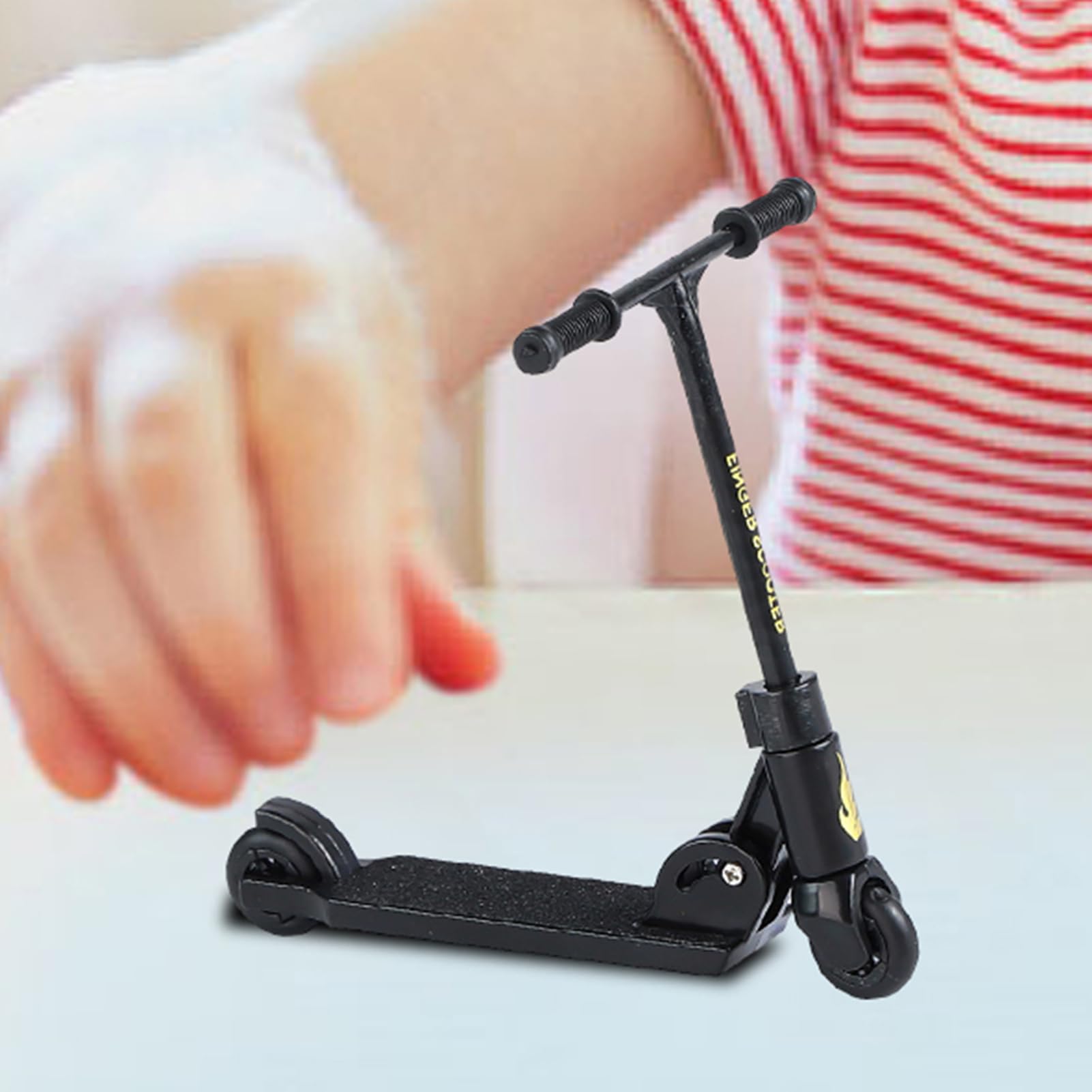 Genérico Mini-Skateboards für Kinder: 8 cm große Stunt-Scooter, Spielzeug für kompakt und faltbar, spannender Schreibtisch-Sport | Tragbares Training mit den