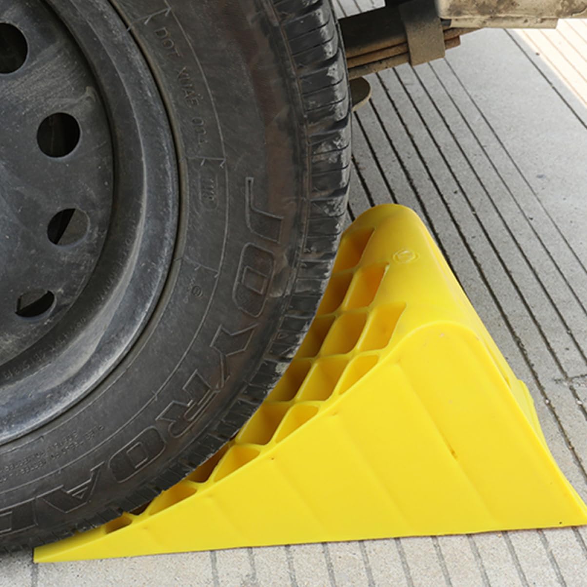 Cuneo Resistente alla Pressione e Assorbente di Rumore Fermaruota Pe Giallo in Plastica Blocco Ruota Portatile per Auto, Camion e Rimorchi, per Parcheggio Sicuro
